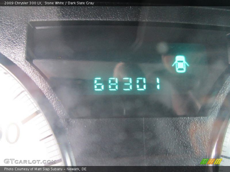 Stone White / Dark Slate Gray 2009 Chrysler 300 LX