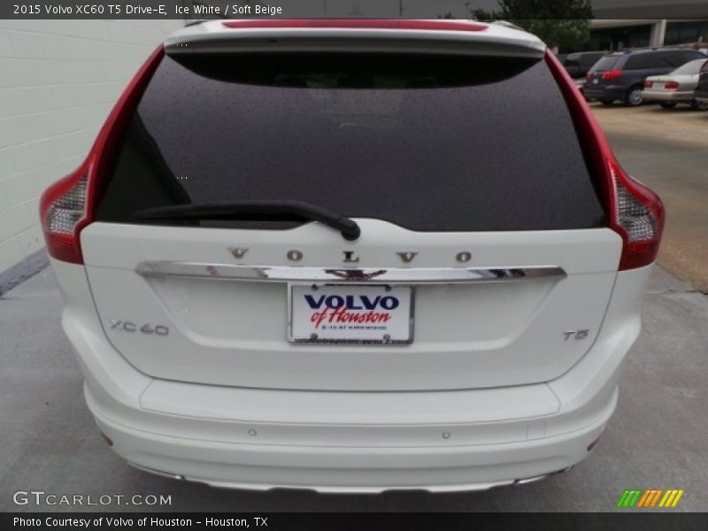 Ice White / Soft Beige 2015 Volvo XC60 T5 Drive-E