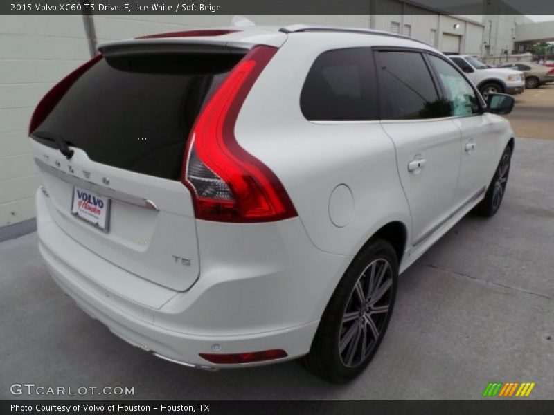 Ice White / Soft Beige 2015 Volvo XC60 T5 Drive-E