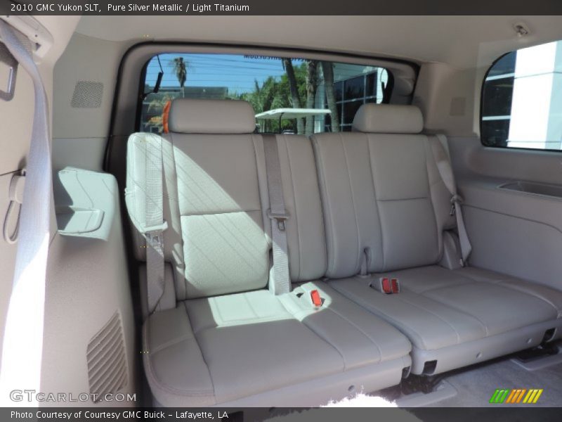Pure Silver Metallic / Light Titanium 2010 GMC Yukon SLT