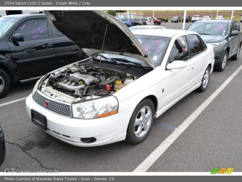 Cream White / Gray 2004 Saturn L300 2 Sedan