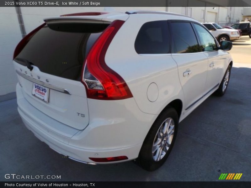 Ice White / Soft Beige 2015 Volvo XC60 T5 Drive-E