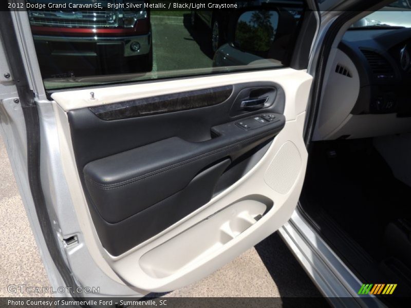 Bright Silver Metallic / Black/Light Graystone 2012 Dodge Grand Caravan SE