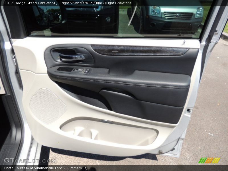 Bright Silver Metallic / Black/Light Graystone 2012 Dodge Grand Caravan SE