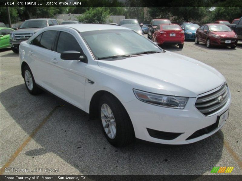 Oxford White / Dune 2014 Ford Taurus SE