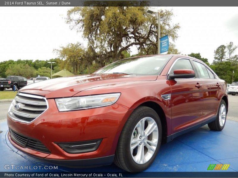 Front 3/4 View of 2014 Taurus SEL