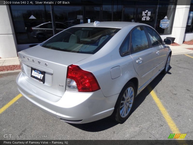 Silver Metallic / Off Black 2009 Volvo S40 2.4i