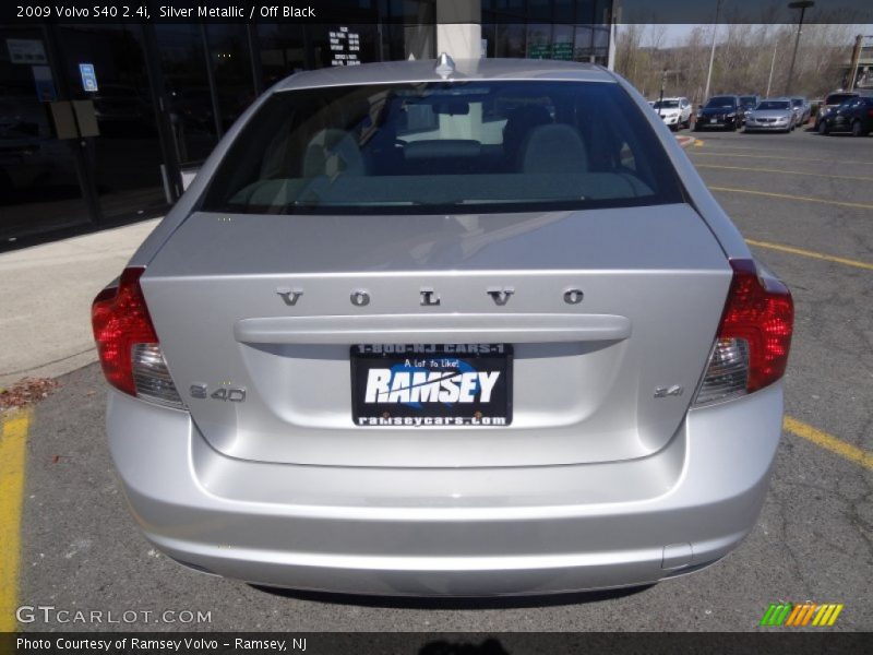 Silver Metallic / Off Black 2009 Volvo S40 2.4i