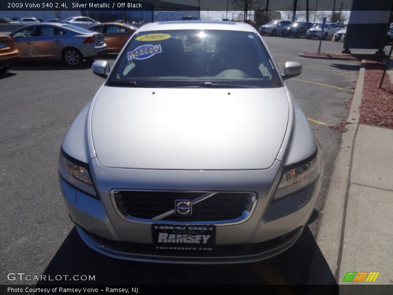 Silver Metallic / Off Black 2009 Volvo S40 2.4i