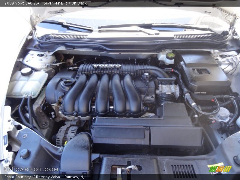 Silver Metallic / Off Black 2009 Volvo S40 2.4i
