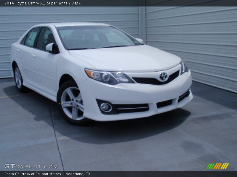 Super White / Black 2014 Toyota Camry SE