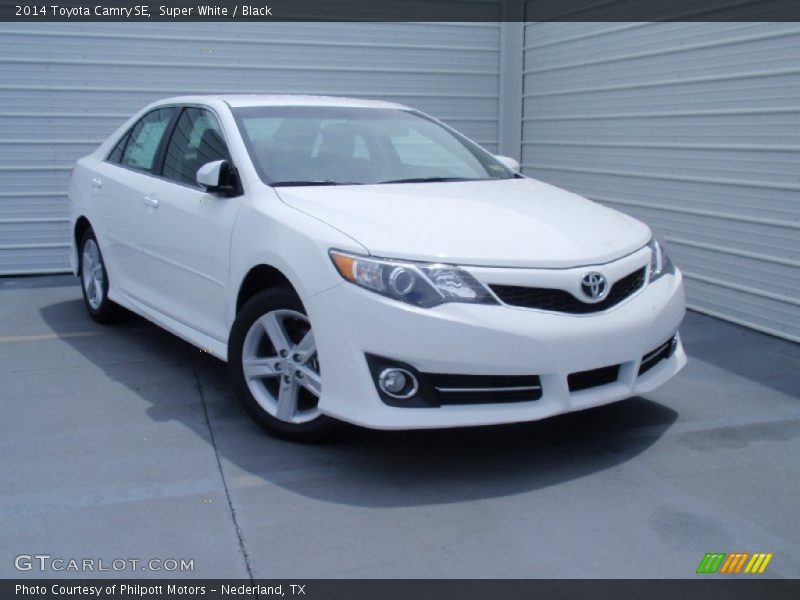 Super White / Black 2014 Toyota Camry SE