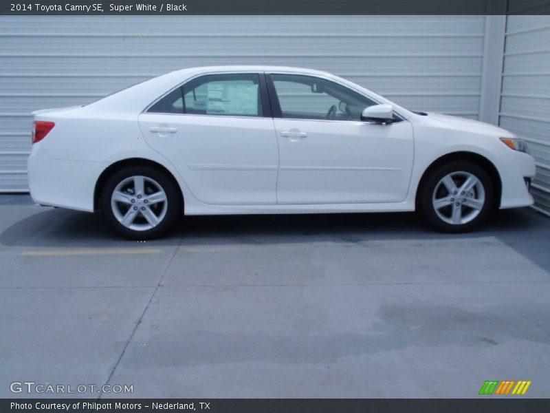 Super White / Black 2014 Toyota Camry SE