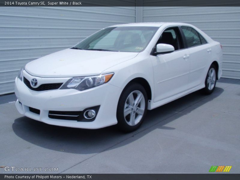 Super White / Black 2014 Toyota Camry SE