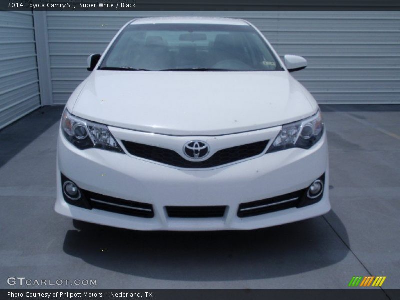 Super White / Black 2014 Toyota Camry SE
