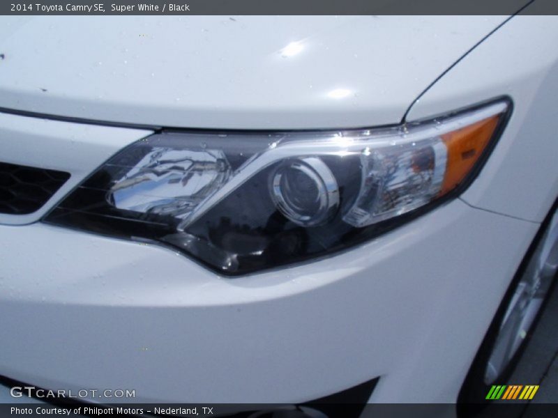Super White / Black 2014 Toyota Camry SE