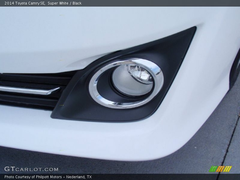 Super White / Black 2014 Toyota Camry SE