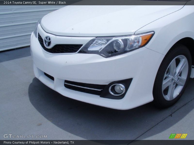 Super White / Black 2014 Toyota Camry SE