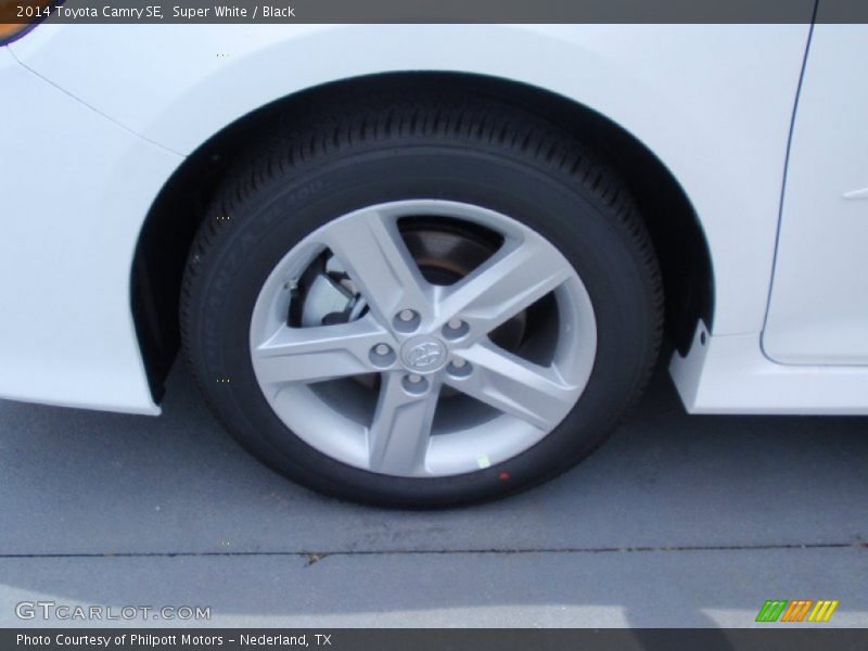 Super White / Black 2014 Toyota Camry SE