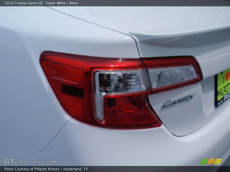 Super White / Black 2014 Toyota Camry SE