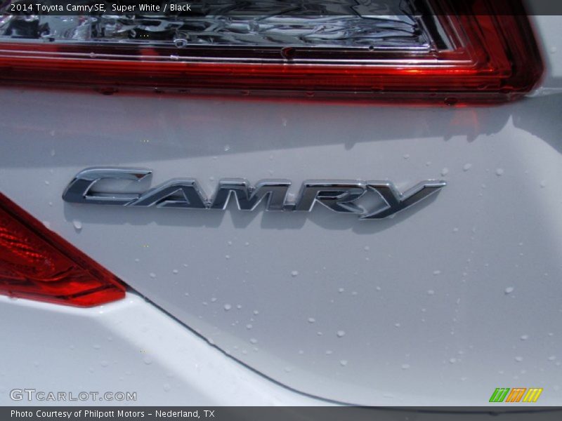 Super White / Black 2014 Toyota Camry SE