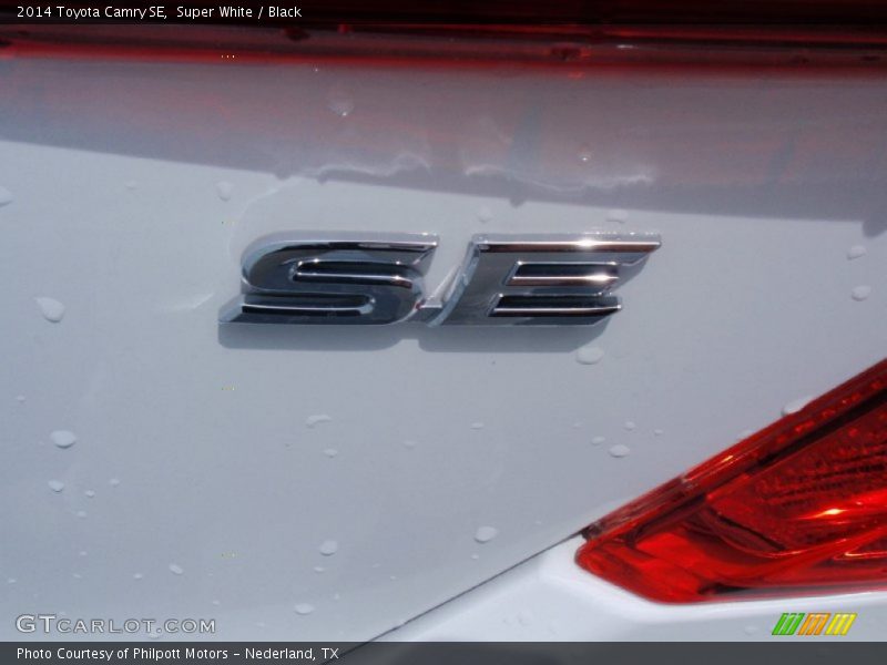 Super White / Black 2014 Toyota Camry SE