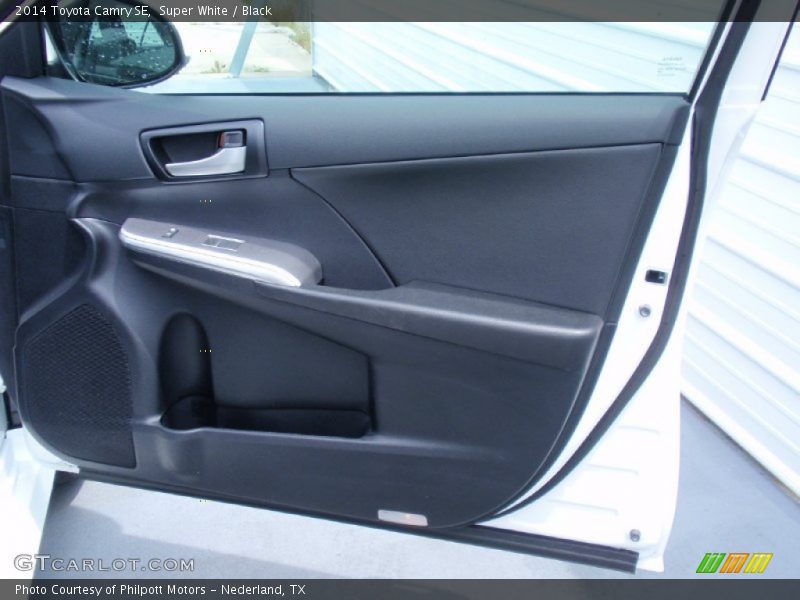 Super White / Black 2014 Toyota Camry SE