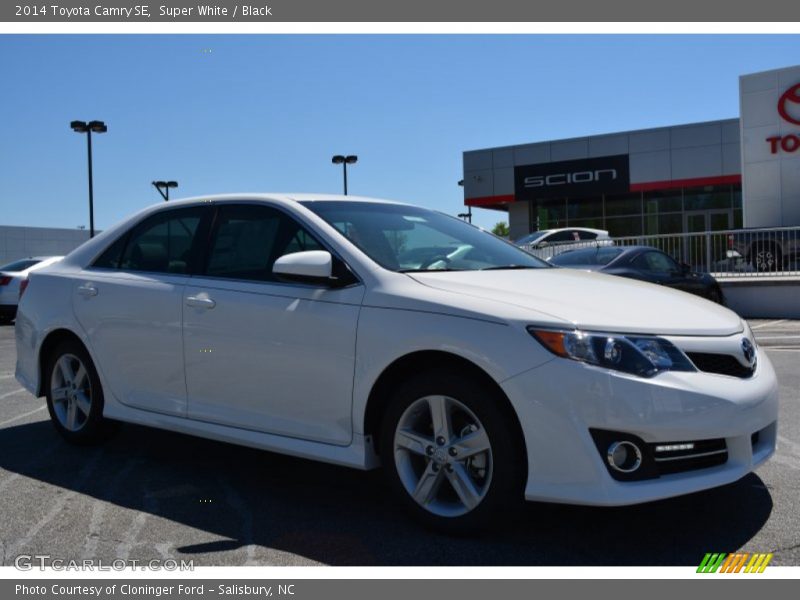 Super White / Black 2014 Toyota Camry SE