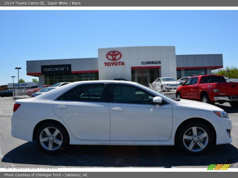Super White / Black 2014 Toyota Camry SE