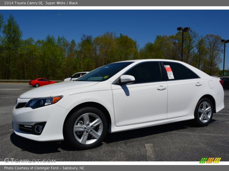 Super White / Black 2014 Toyota Camry SE