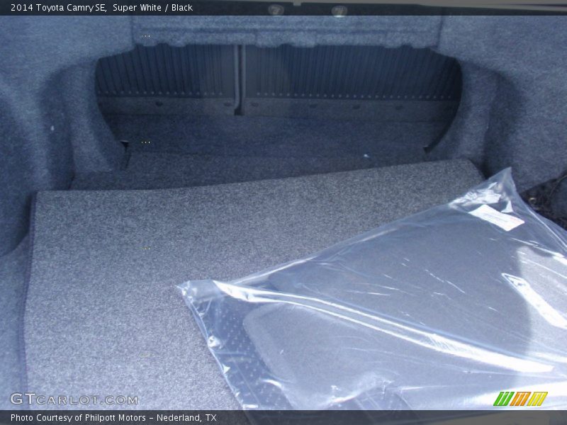 Super White / Black 2014 Toyota Camry SE