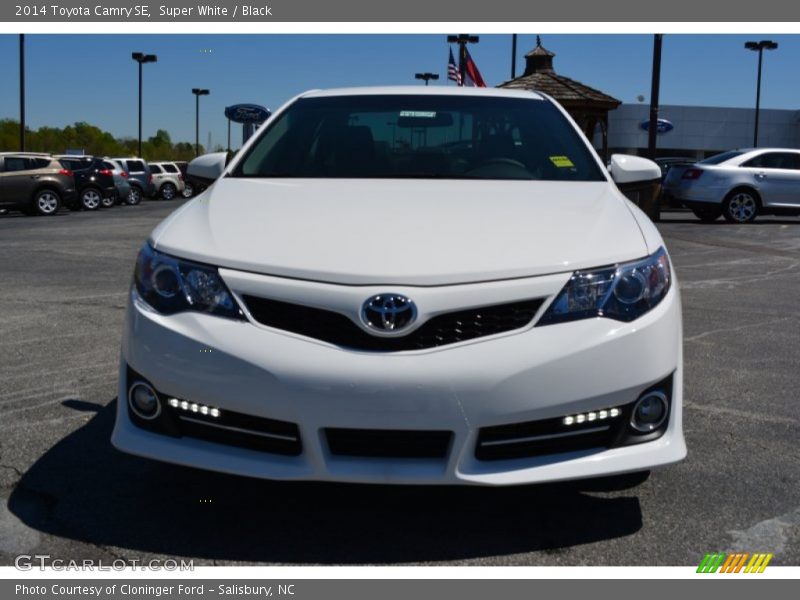 Super White / Black 2014 Toyota Camry SE