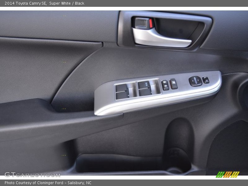 Super White / Black 2014 Toyota Camry SE