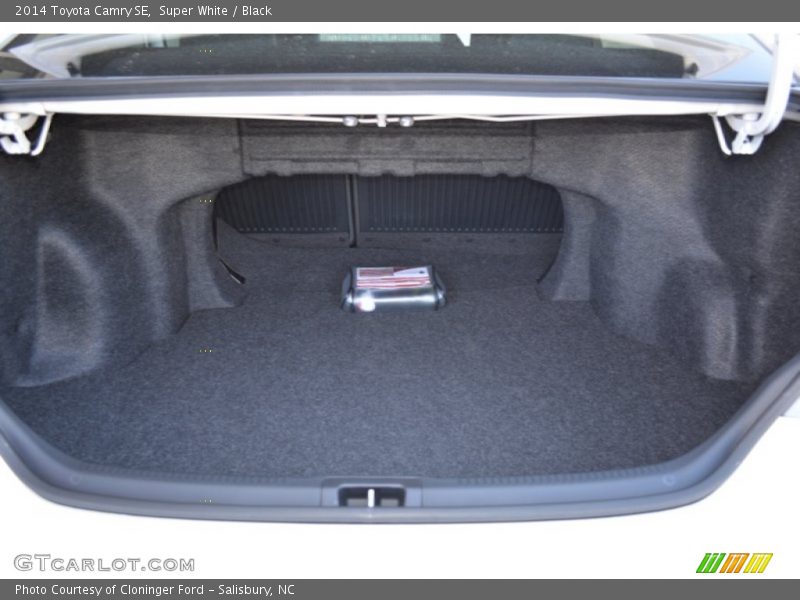 Super White / Black 2014 Toyota Camry SE