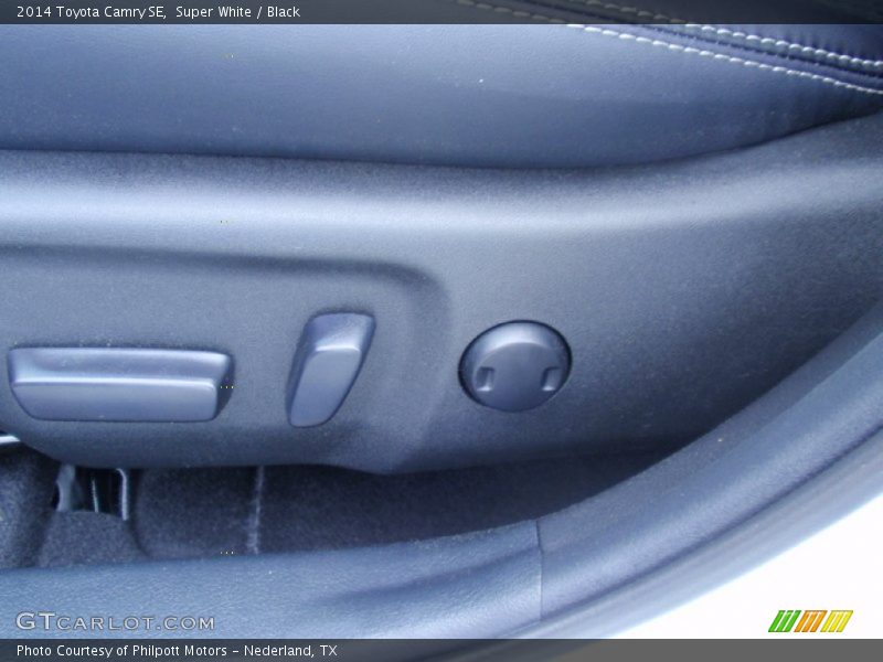 Super White / Black 2014 Toyota Camry SE