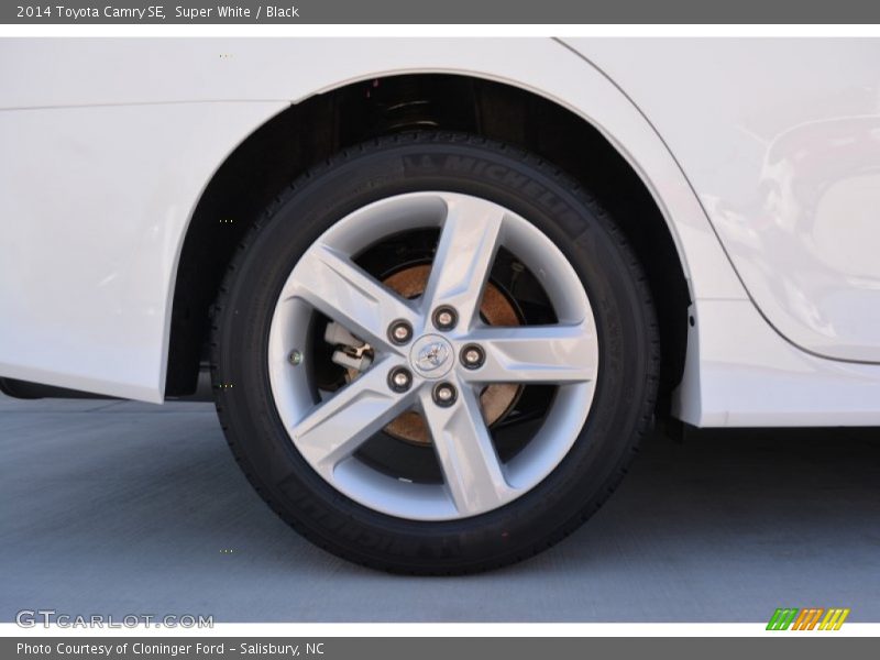 Super White / Black 2014 Toyota Camry SE