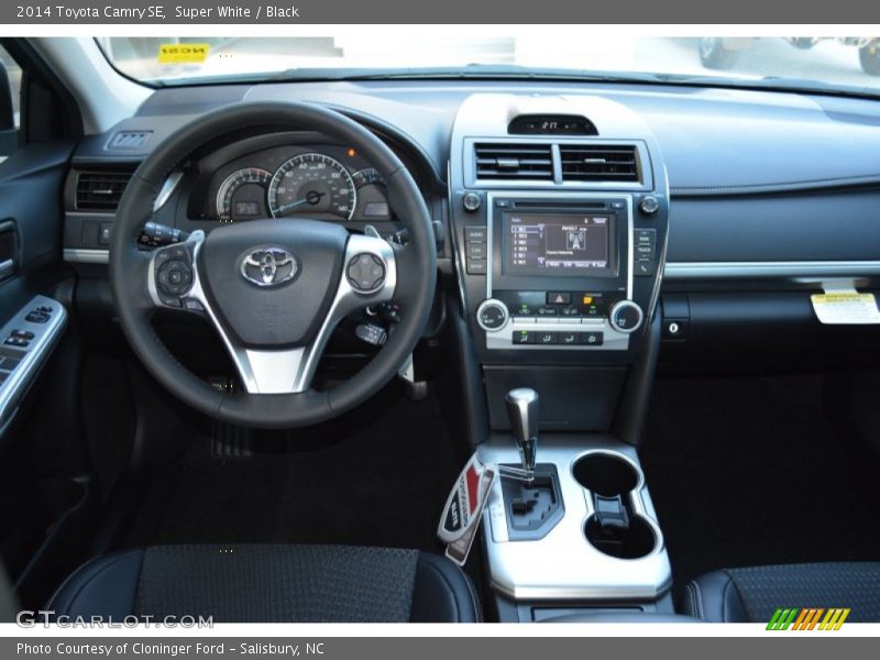 Super White / Black 2014 Toyota Camry SE