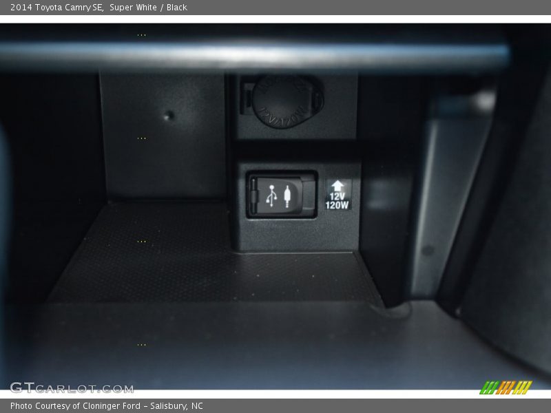 Super White / Black 2014 Toyota Camry SE
