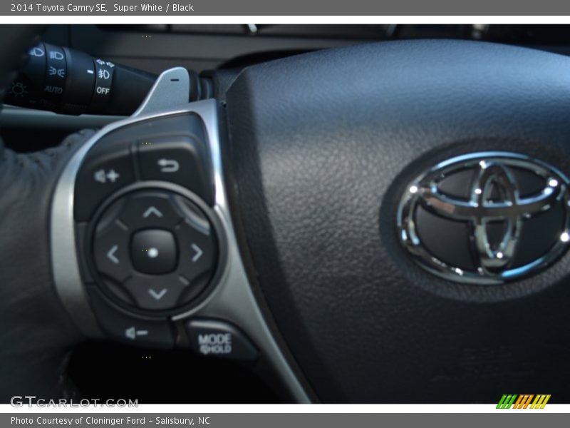 Super White / Black 2014 Toyota Camry SE
