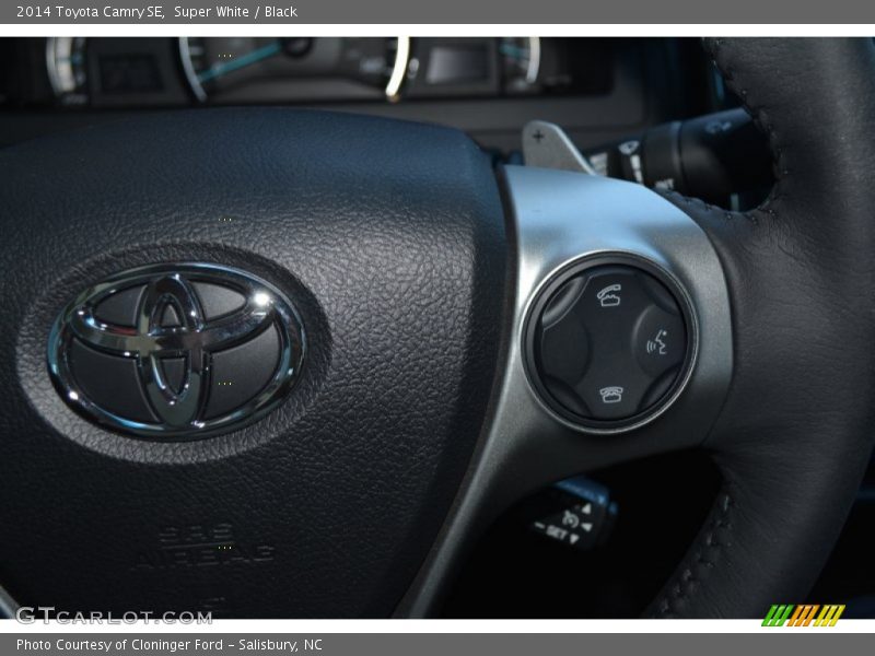 Super White / Black 2014 Toyota Camry SE