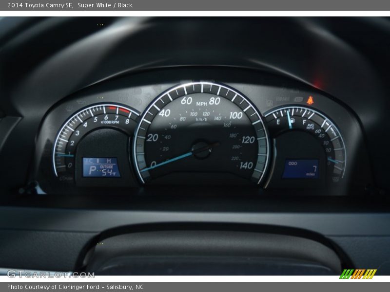Super White / Black 2014 Toyota Camry SE