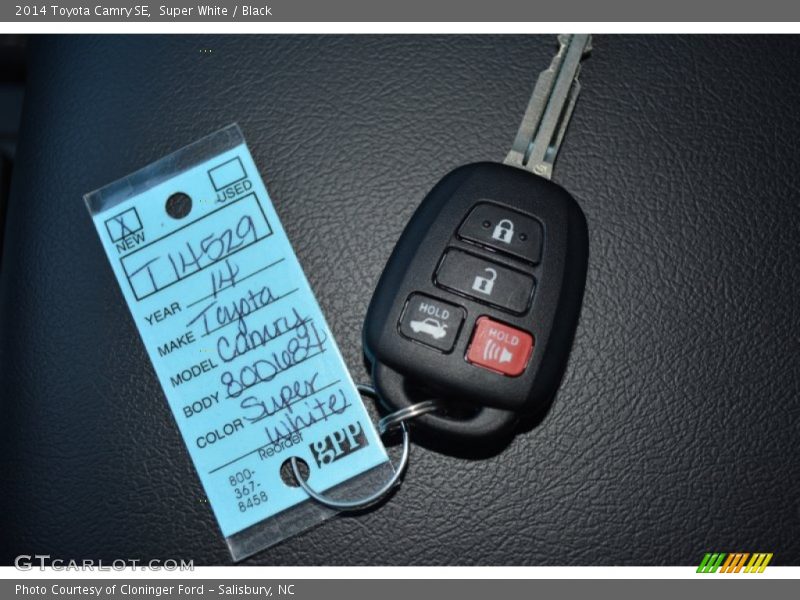 Super White / Black 2014 Toyota Camry SE