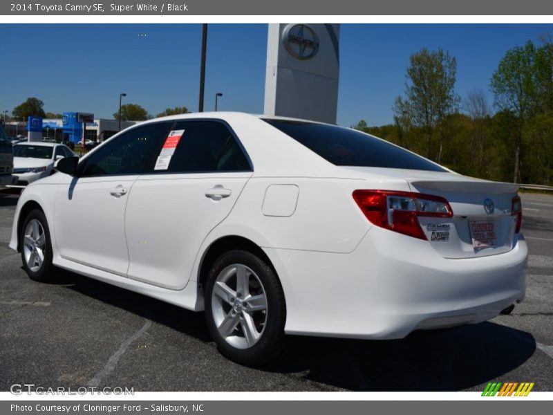 Super White / Black 2014 Toyota Camry SE