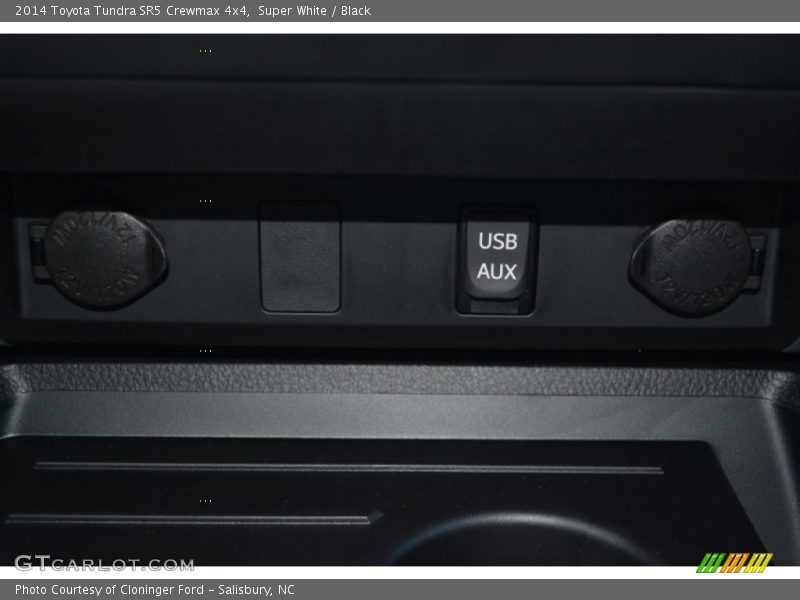Super White / Black 2014 Toyota Tundra SR5 Crewmax 4x4