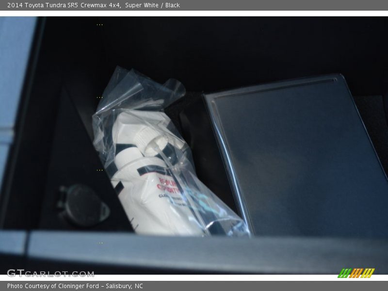 Super White / Black 2014 Toyota Tundra SR5 Crewmax 4x4