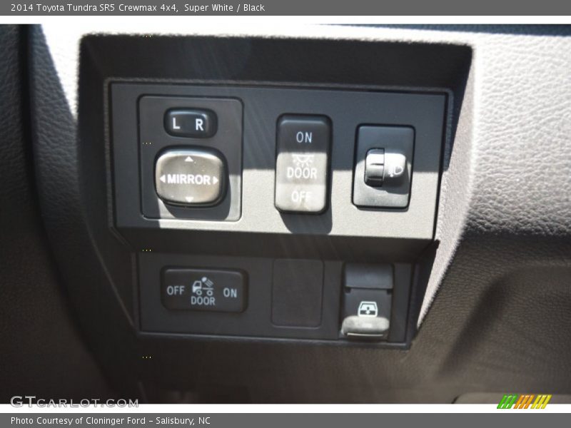 Super White / Black 2014 Toyota Tundra SR5 Crewmax 4x4
