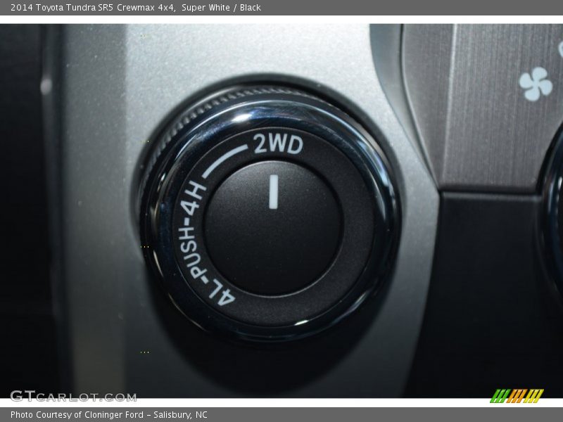 Super White / Black 2014 Toyota Tundra SR5 Crewmax 4x4