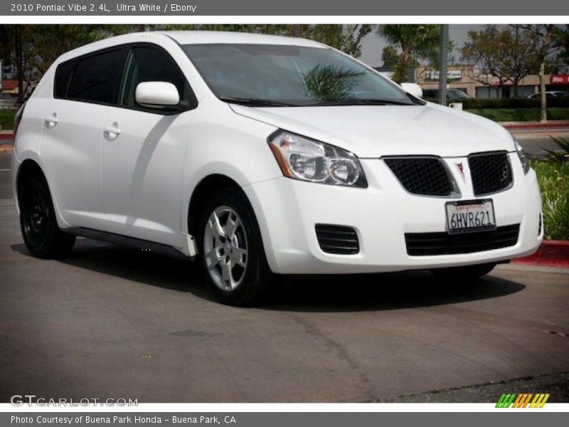 Ultra White / Ebony 2010 Pontiac Vibe 2.4L