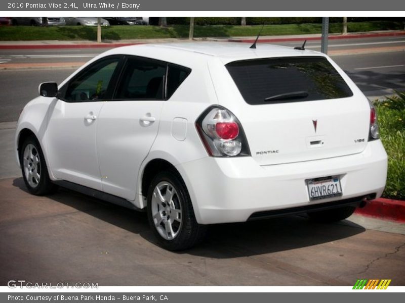 Ultra White / Ebony 2010 Pontiac Vibe 2.4L
