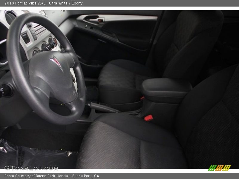 Ultra White / Ebony 2010 Pontiac Vibe 2.4L
